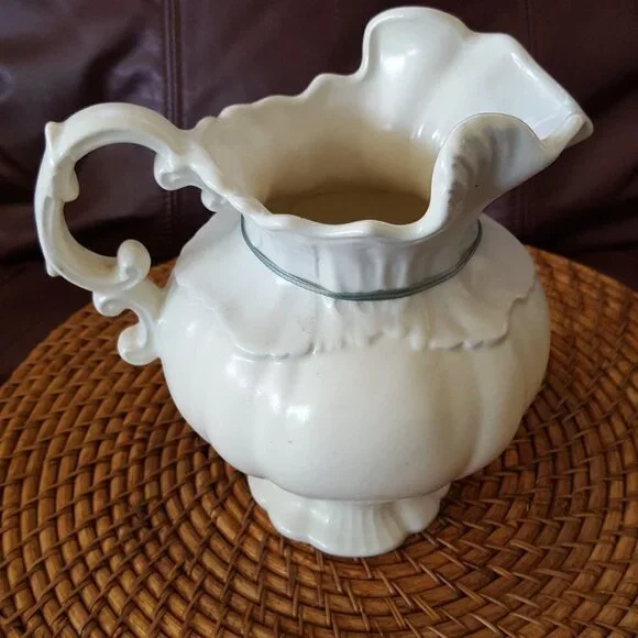ARNELS ERA 1975 OFF WHITE PITCHERCERAMIC COLLECTABLE RARE 71/2 IN"